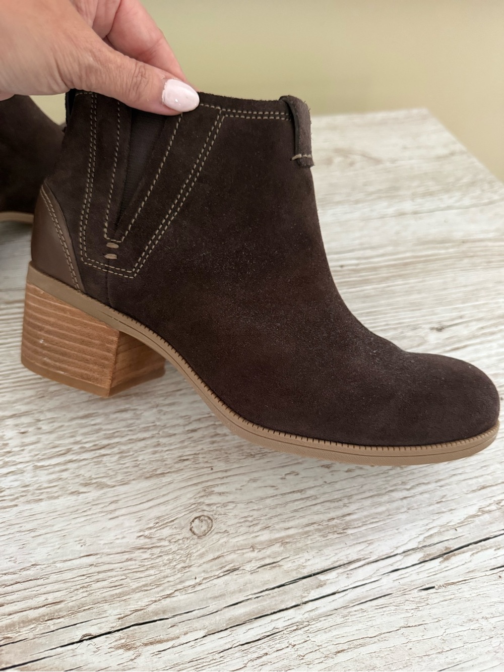 Clarks Artisan Maypearl Daisy Dark Brown Suede Booties - Size 7.5 - Picture 6 of 8